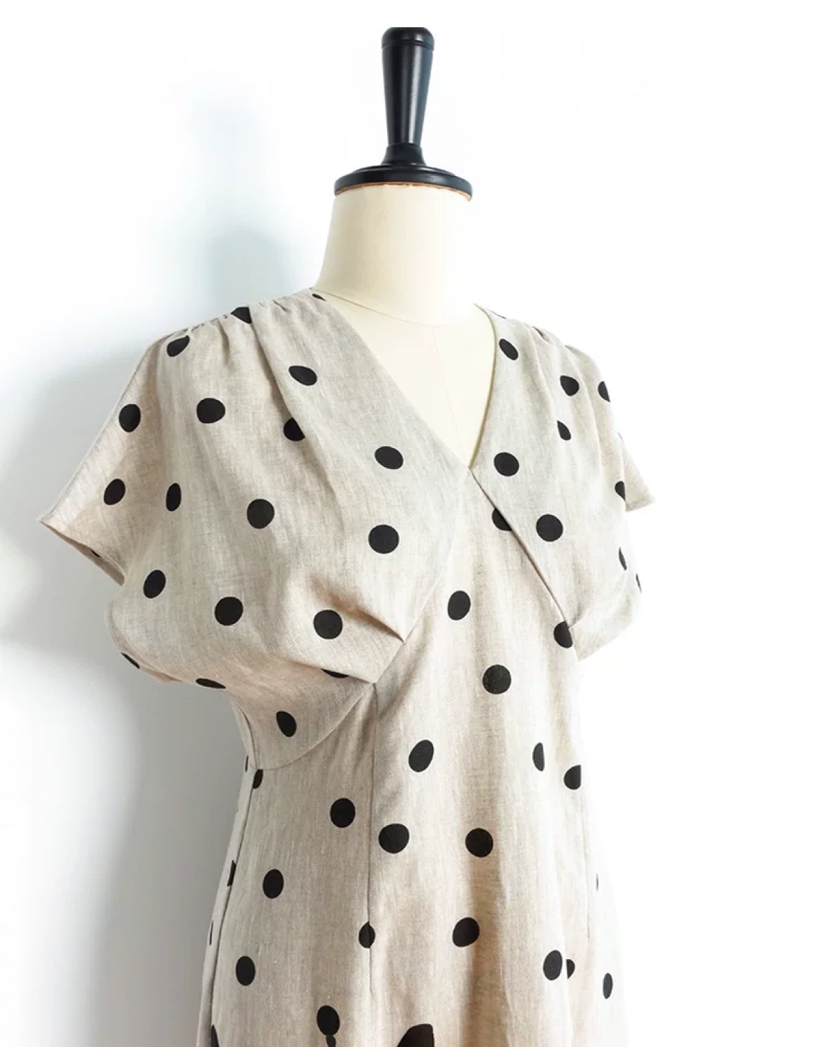 100% リネン 水玉柄 V ネック半袖ワンピース スリム見え
